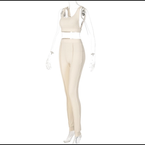 Backless croptop with high waisted leggings - Picture 3 of 7